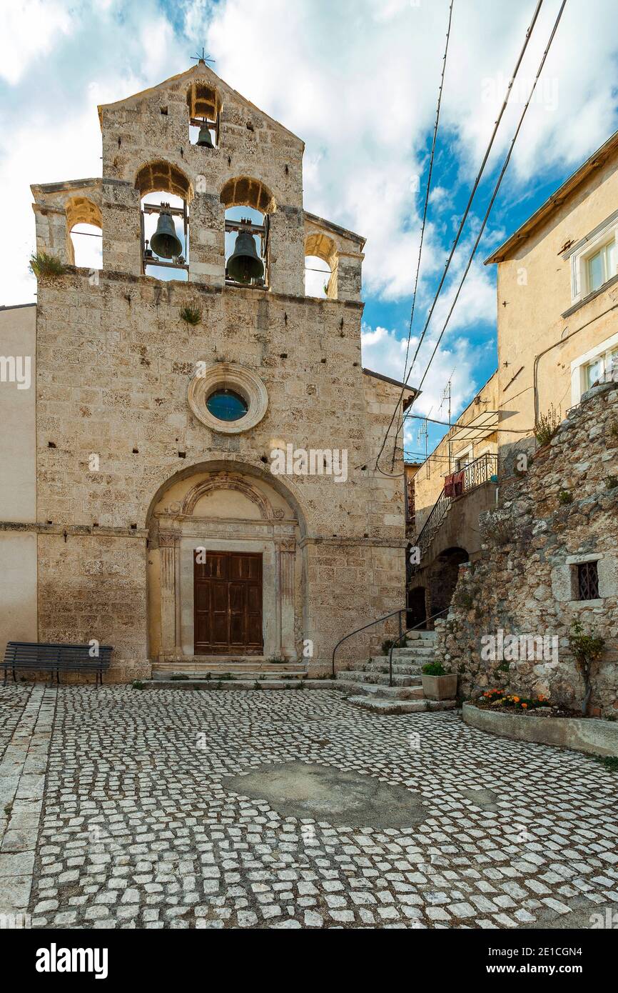 La iglesia parroquial, dedicada a San Giovanni Battista, del antiguo pueblo de Castelvecchio Calvicio. Provincia de L'Aquila, Abruzos, Italia, Europa Foto de stock