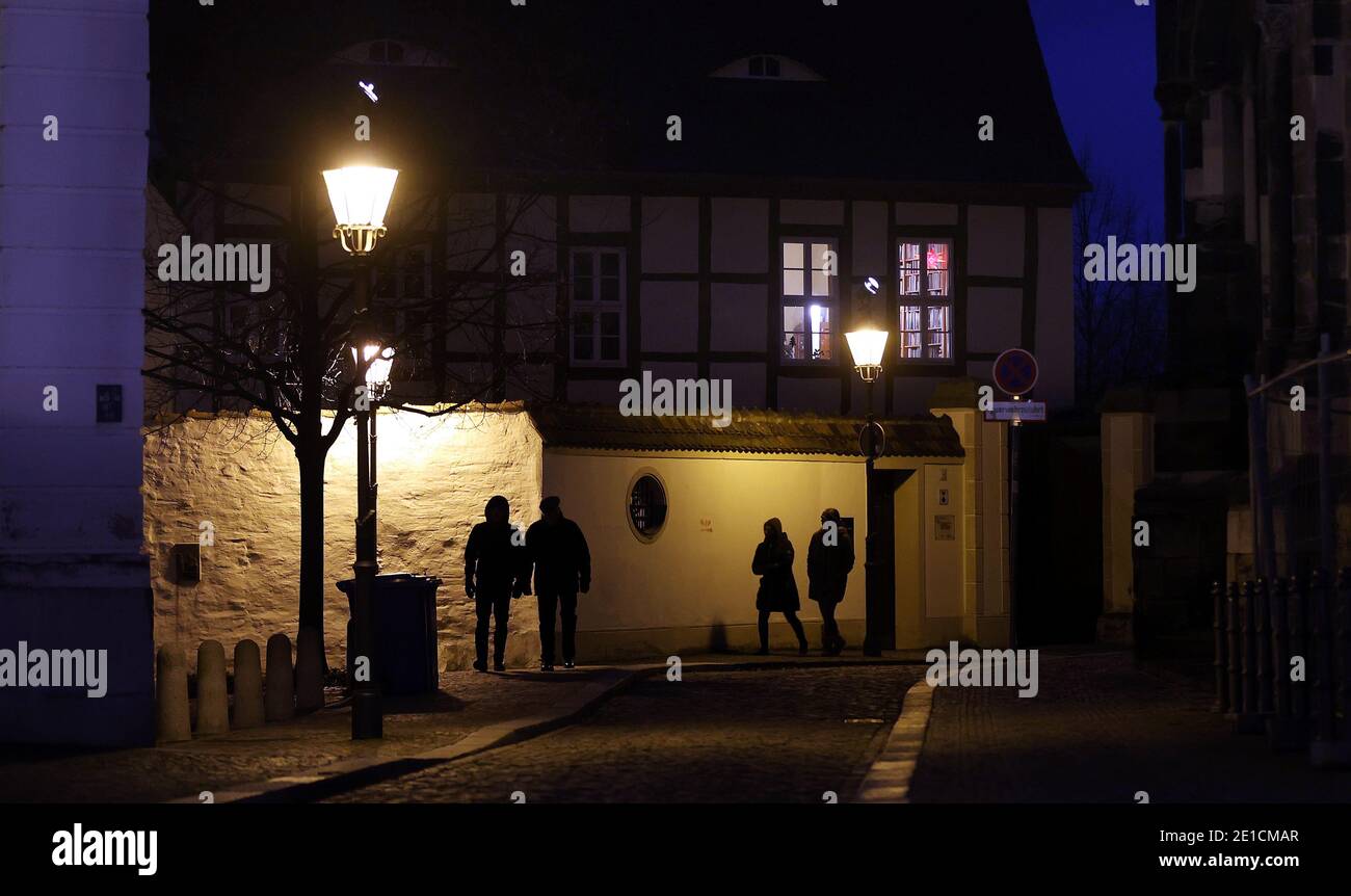 06 de enero de 2021, Sajonia-Anhalt, Magdeburg: Pocos paseantes están en la carretera en el casco antiguo. Las actuales restricciones de Corona en Sajonia-Anhalt son válidas hasta el fin de semana. Por el tiempo después de eso, el gobierno del estado debe emitir una nueva ordenanza después de la extensión planeada a nivel nacional de la encierro hasta finales de enero. Foto: Ronny Hartmann/dpa-Zentralbild/dpa Foto de stock