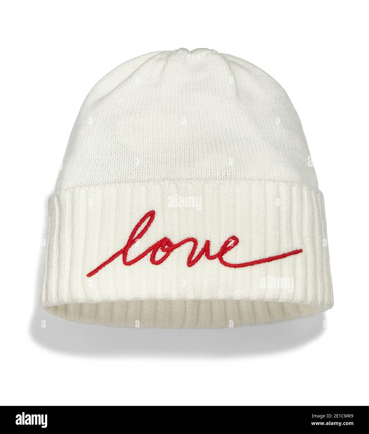 Gorro de punto blanco y rojo con palabra bordada 'amor' fotografiada sobre  un fondo blanco Fotografía de stock - Alamy