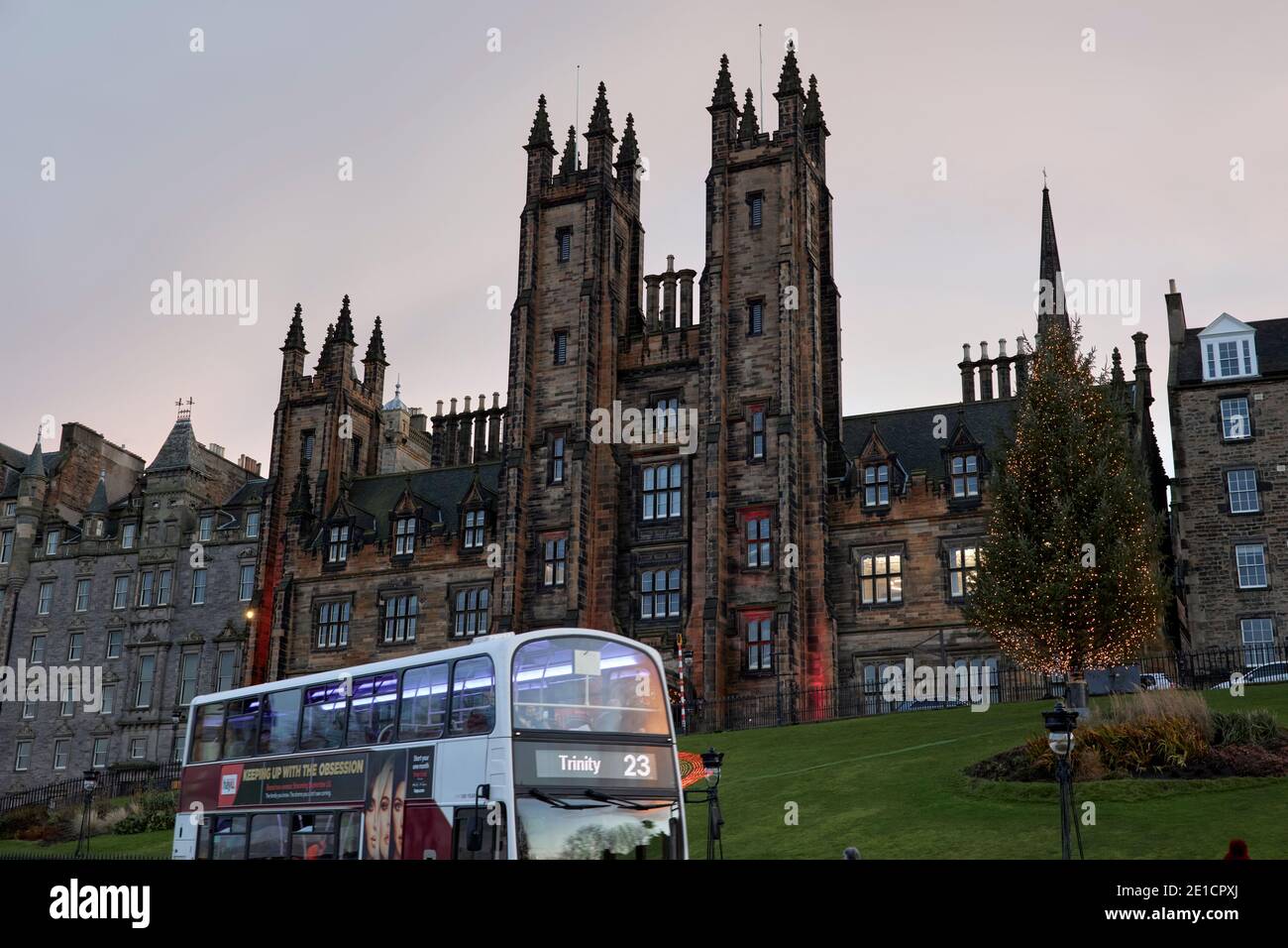 El New College, la Universidad de Edimburgo. En el montículo. Reino Unido, Escocia. Con autobús y árbol de Navidad. Foto de stock