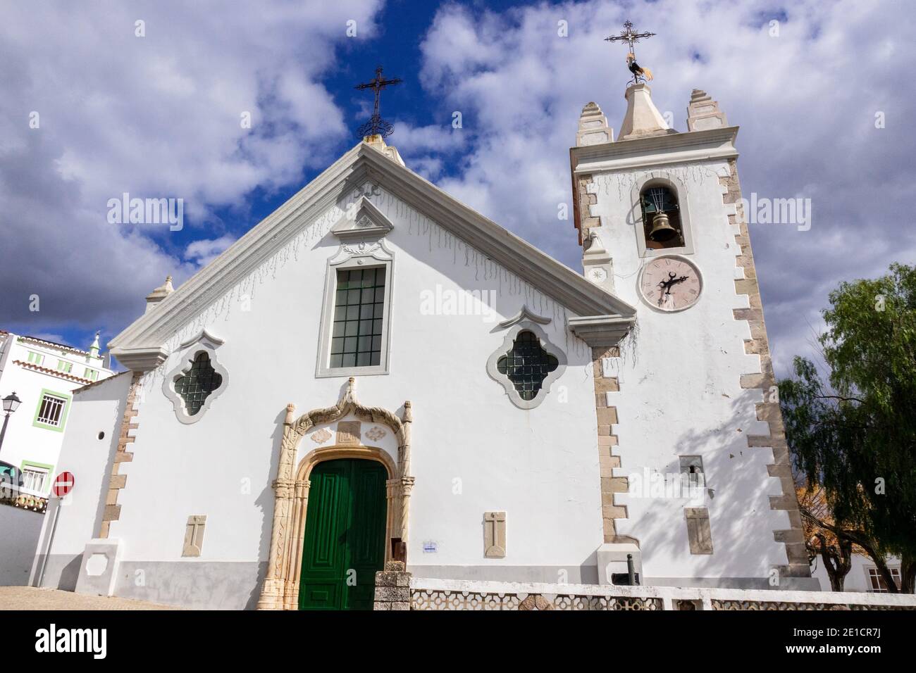 La Iglesia Madre de nuestra Señora de la Asunción (Igreja de Nossa Senhora da Assunção), en la aldea de la cima de la colina de Alte el Algarve Portugal Foto de stock