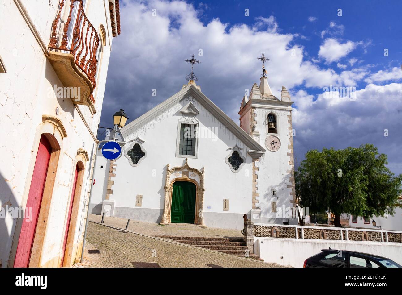 La Iglesia de nuestra Señora de la Asunción (Igreja de Nossa Senhora da Assunção), en la aldea de la cima de la colina de Alte el Algarve Portugal Foto de stock