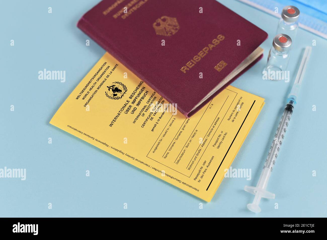 Concepto de restricciones de viaje para personas sin vacunación contra el virus de la corona con certificado internacional de vacunación, pasaporte de viaje alemán Foto de stock