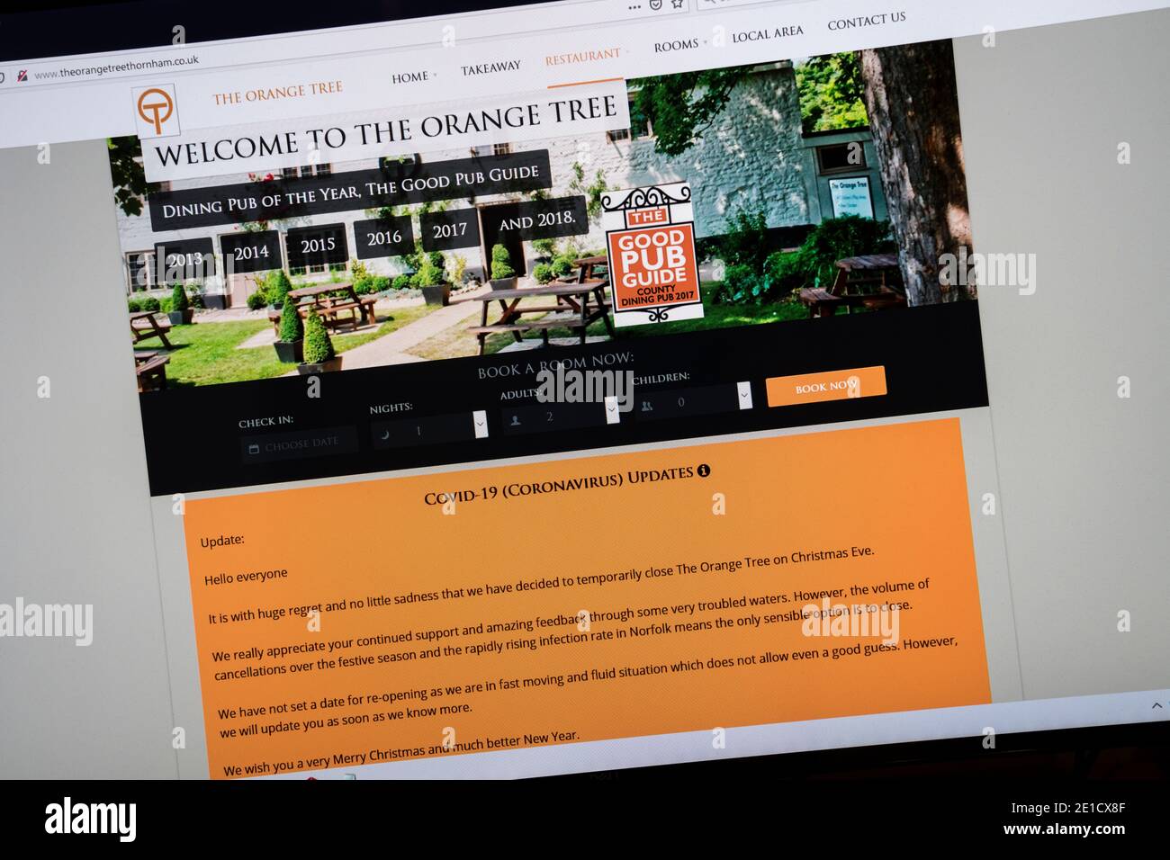 El sitio web del pub Orange Tree en Thornham muestra el mensaje de que está temporalmente cerrado después de las cancelaciones debido a las restricciones de coronavirus. Foto de stock