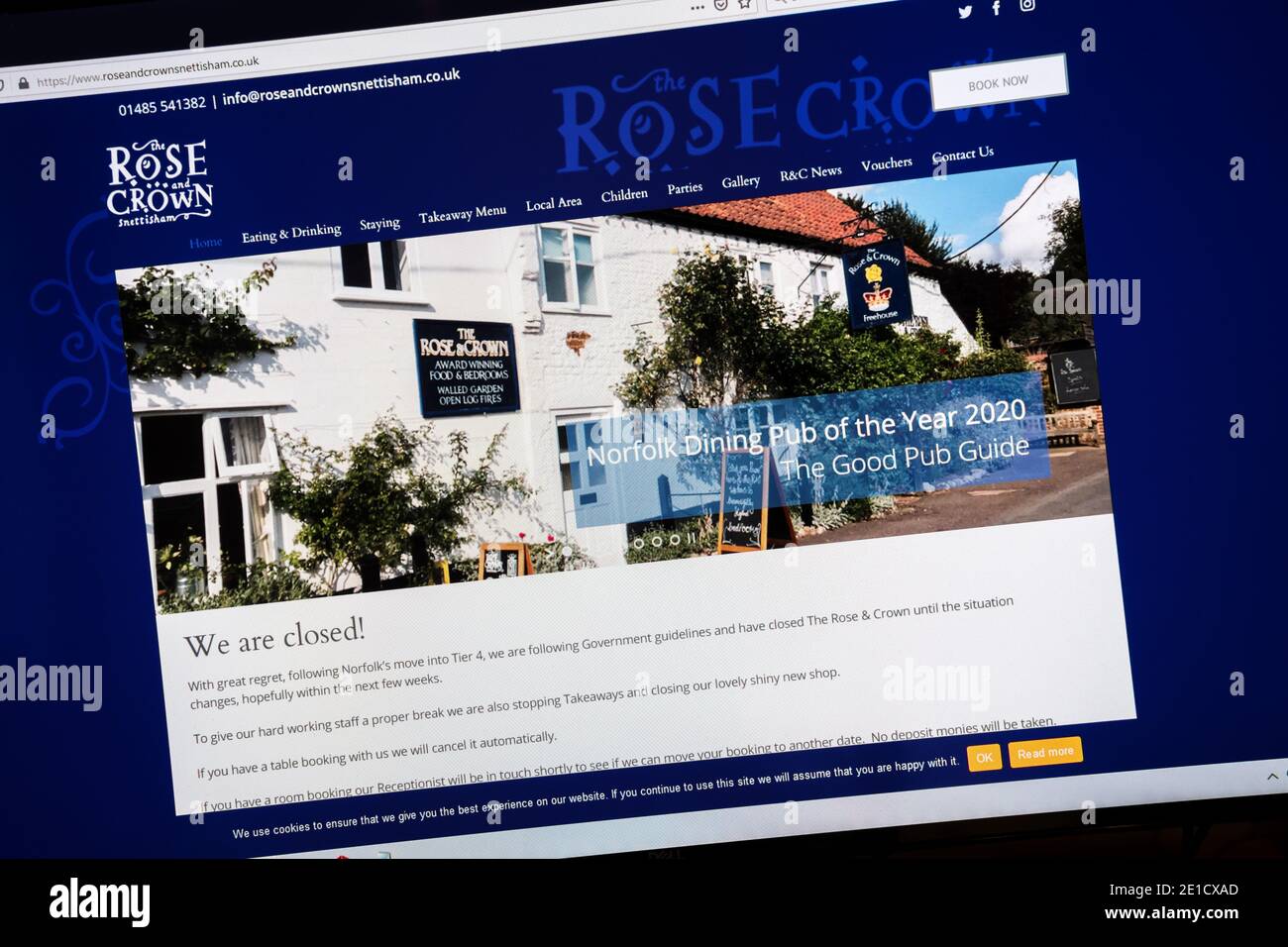 El sitio web de Rose & Crown pub en Snettisham muestra el mensaje de que se cierra temporalmente después de que Norfolk se mueva a las restricciones de coronavirus de nivel 4. Foto de stock