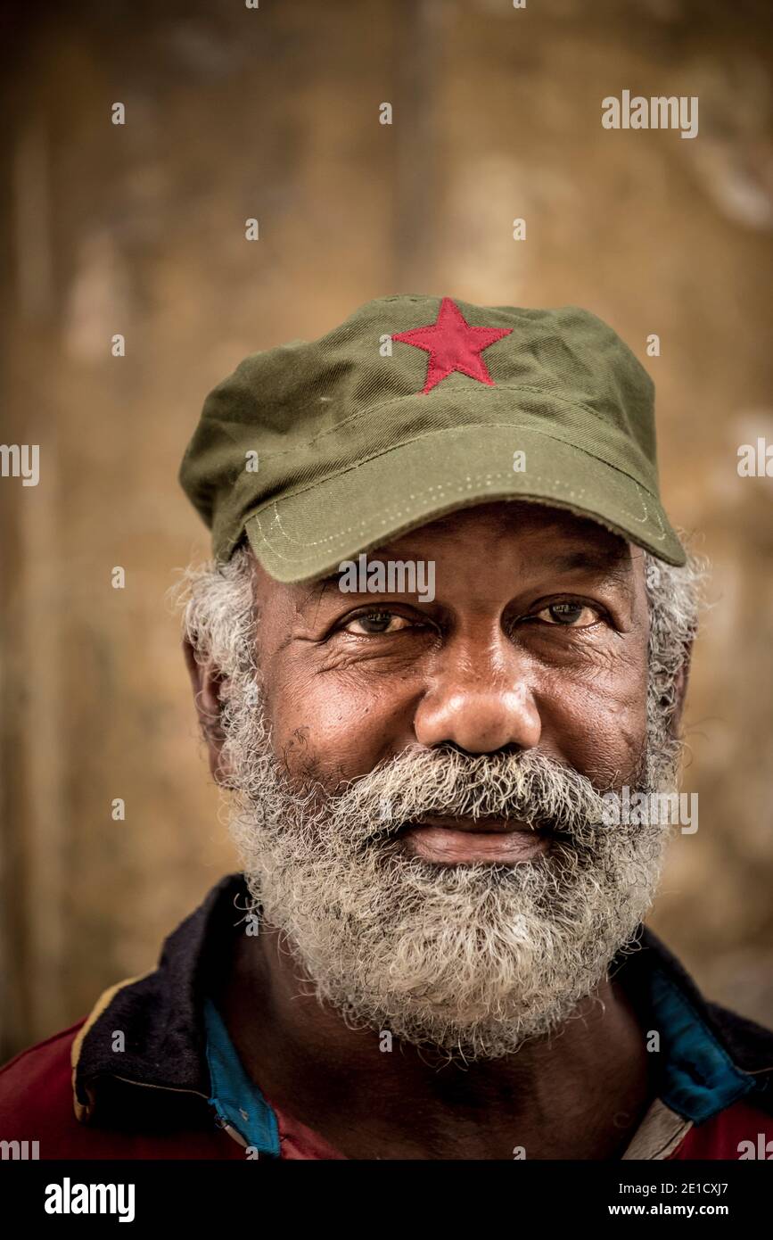Hombre amable con barba con sombrero en La Habana, Cuba Foto de stock