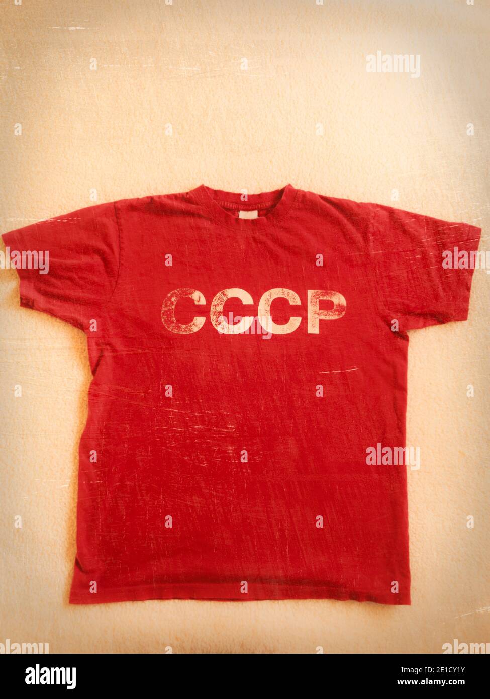 Camiseta de fútbol de la Unión Soviética de color rojo vintage (URSS) sobre  fondo beige con textura añadida Fotografía de stock - Alamy