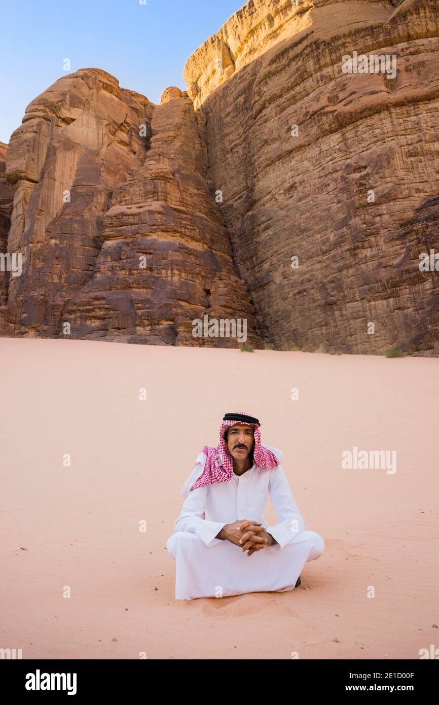 Ropa tradicional árabe fotografías e imágenes de alta resolución - Alamy Ropa tradicional árabe fotografías e imágenes de alta resolución - Alamy