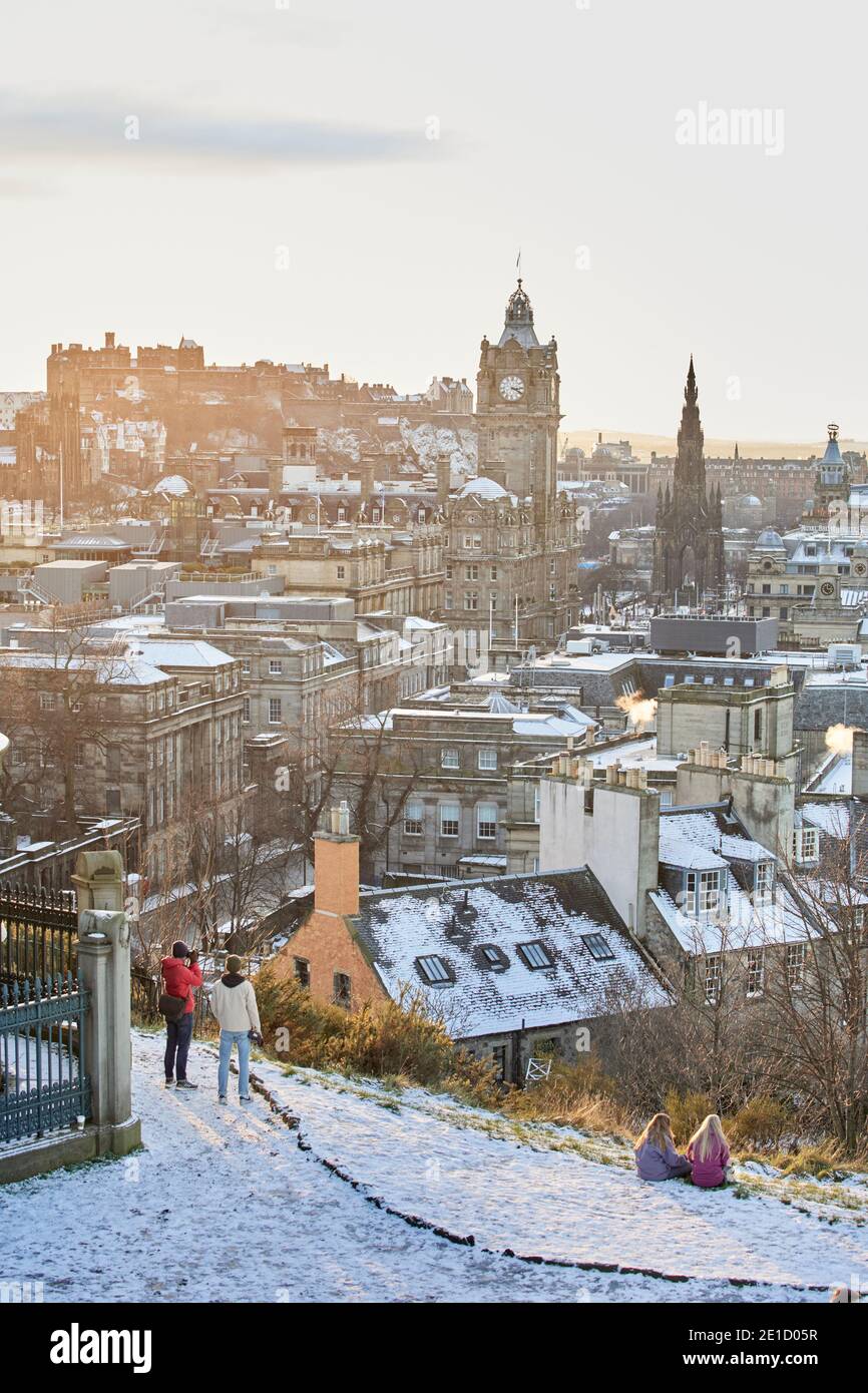 Nieve de invierno, Calton Hill Edimburgo mirando hacia el centro de la ciudad y el hotel Balmoral. Foto de stock