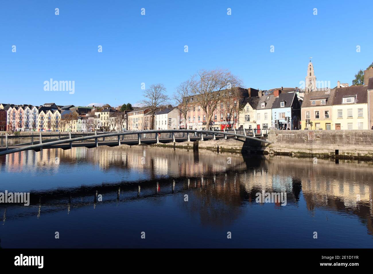 Millenium Foot Bridge con la Iglesia de San Annes detrás, sobre el río Lee, Cork City, Irlanda Foto de stock