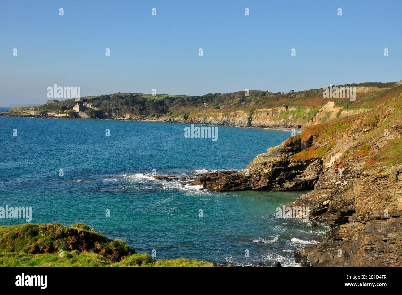 Una vista desde el camino de la costa suroeste entre las arenas de Prana y la cala de Prusia por debajo de Kennedggy cerca de Penzanze en Cornwall, Inglaterra.UK Foto de stock