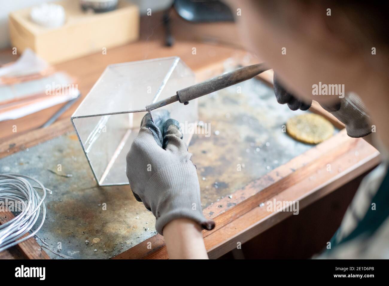 Hand stained glass making fotografías e imágenes de alta