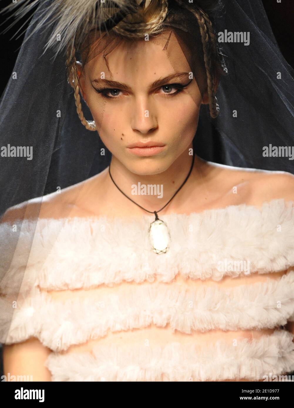 El modelo andrógino del momento Andrej Pejic vestido de novia durante el  espectáculo de la colección de alta costura del diseñador francés Jean-Paul  Gaultier Primavera-Verano 2011 en París, Francia el 26 de