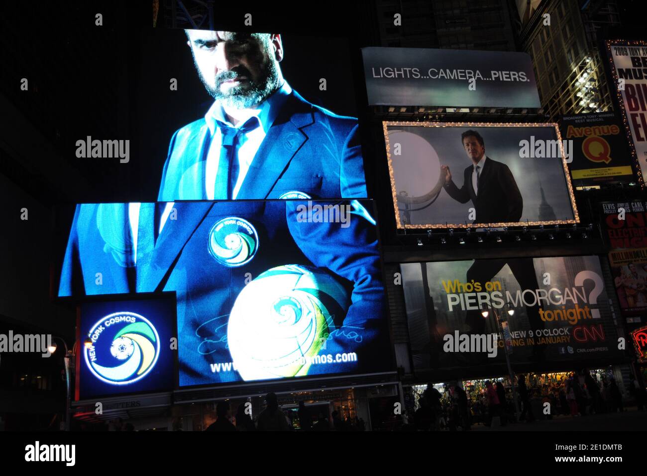 Una vista de la cartelera de American Eagle en Times Square que celebra el  anuncio de que Eric Cantona se unirá al Cosmos de Nueva York en la ciudad  de Nueva York,