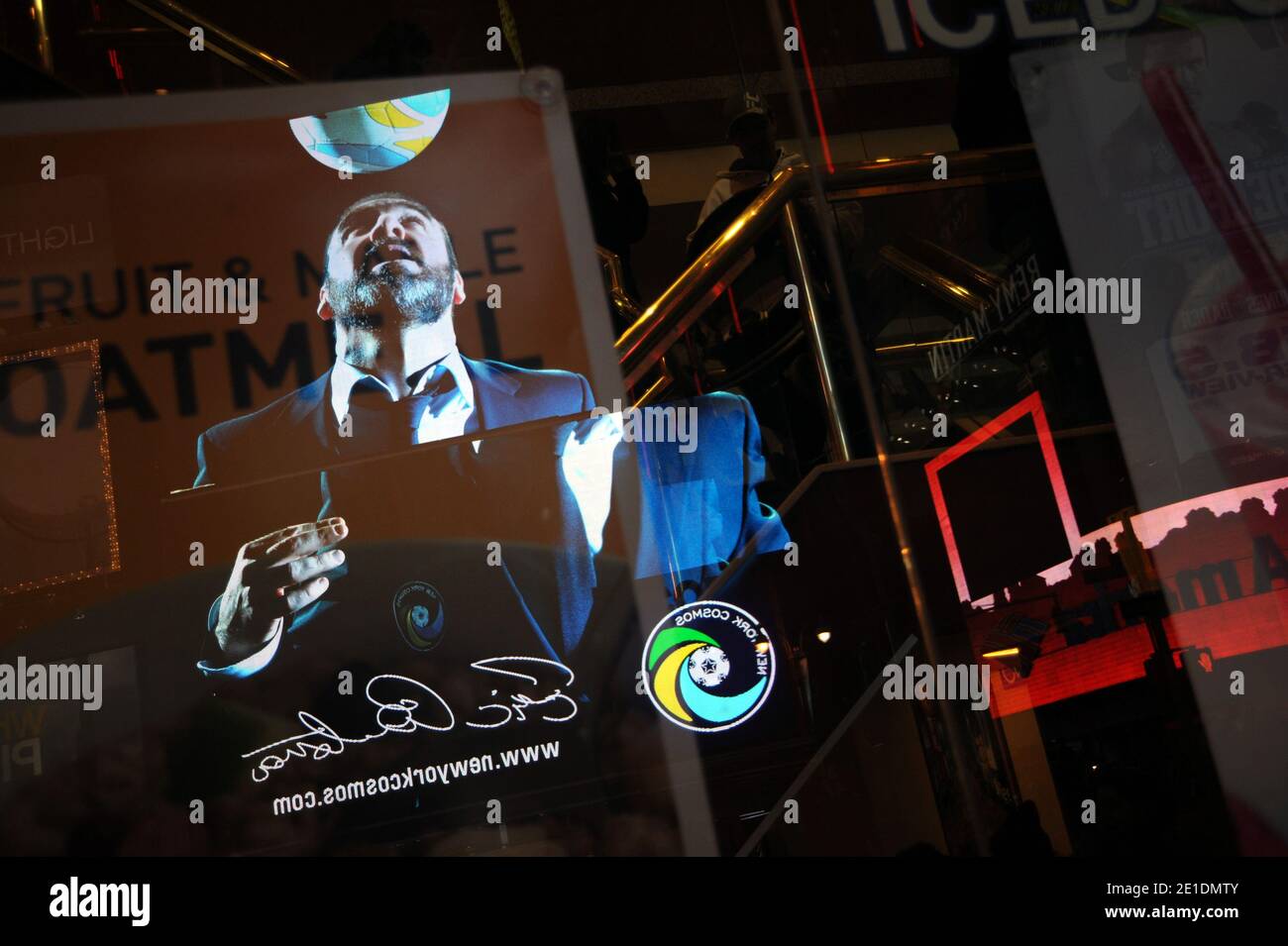 Una vista de la cartelera de American Eagle en Times Square que celebra el  anuncio de que Eric Cantona se unirá al Cosmos de Nueva York en la ciudad  de Nueva York,
