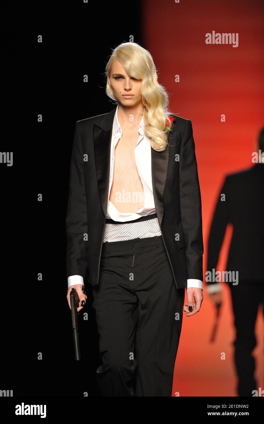 El modelo andrógino Andrej Pejic camina por la pista durante el show de  Jean-Paul Gaultier como parte de Paris Menswear Fashion Week Otoño/Invierno  2011-2012 en París, Francia el 21 de enero de