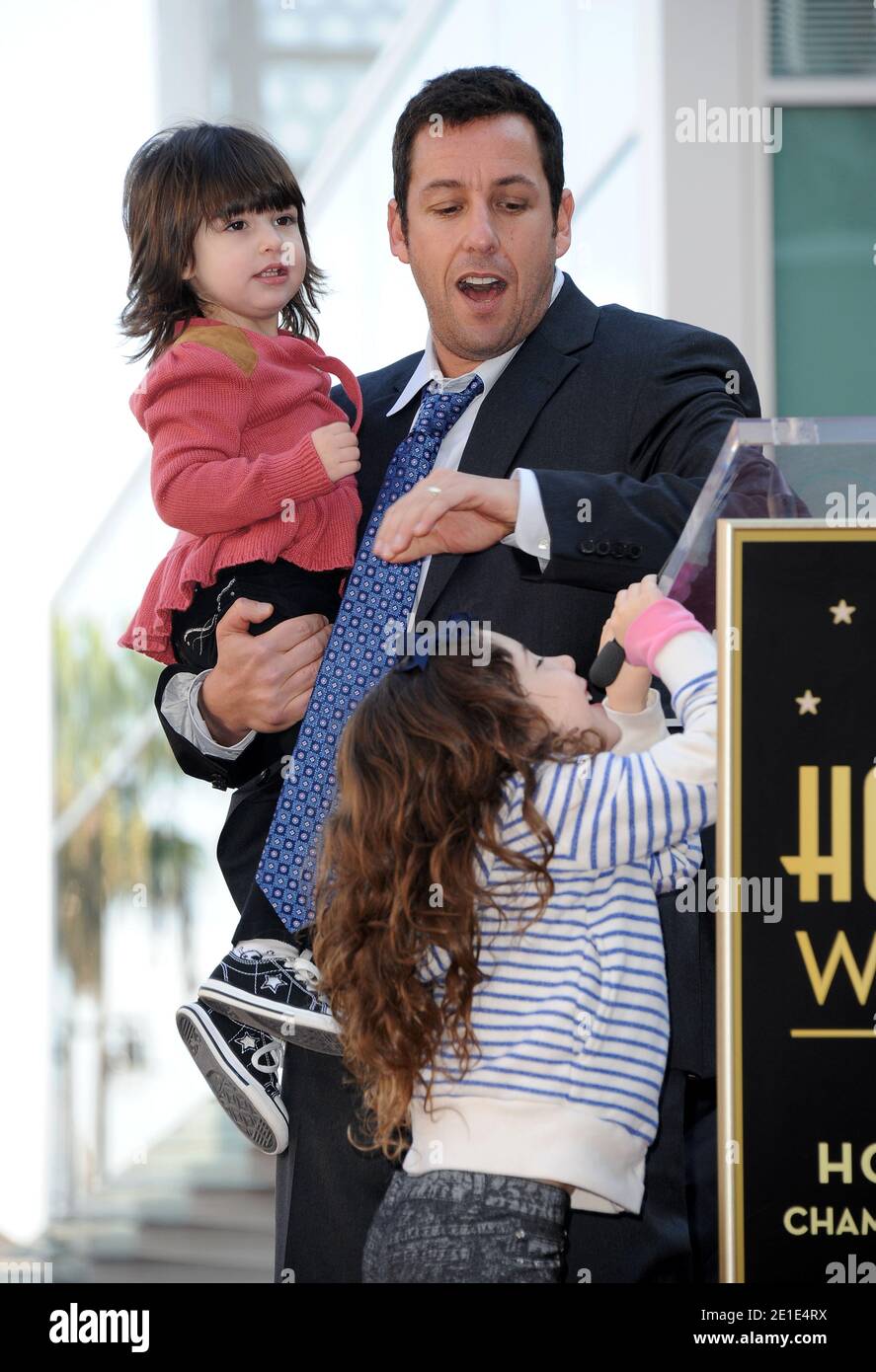 El Actor Adam Sandler Con Su Esposa Jackie Y Sus Hijas Sunny Madeline Y Sadie Madison Asisten A 