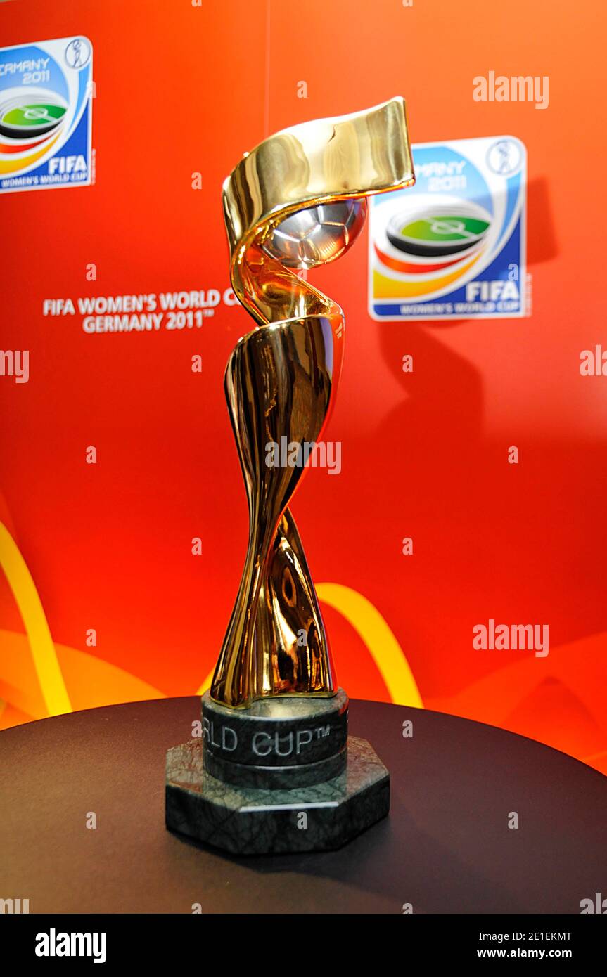 La Copa Mundial Femenina de la FIFA está en exhibición durante una  recepción para promover la Copa Mundial Femenina de la FIFA Alemania 2011  en el hotel Radisson Blu Ambassador en París,
