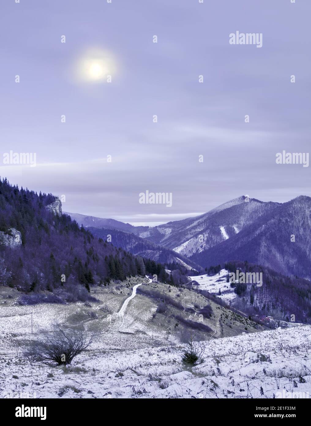 Vista desde Prislop nad Bielou, por encima de Zazriva, Orava, Eslovaquia, durante una tarde de invierno Foto de stock