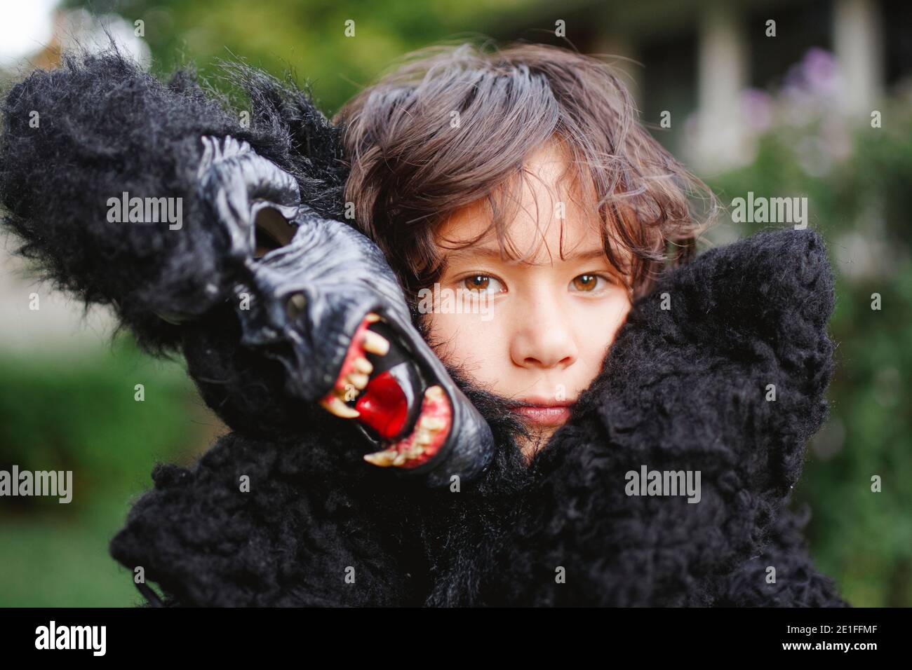 Gorilla costume fotografías e imágenes de alta resolución - Alamy