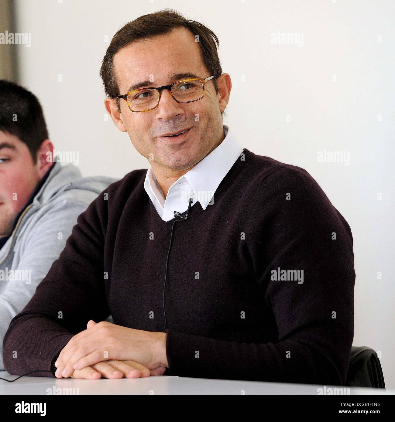 Jean Luc Delarue Camping Car Jean-Luc Delarue se reúne con jóvenes como parte de su 'Delarue Drugs Camping  Car Tour' en Payerne, Suiza, el 30 de marzo de 2011. Delarue recorre  Francia y Suiza en un coche