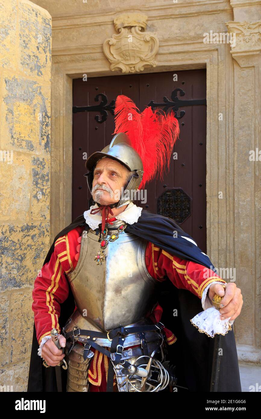 El Gran Alguacil de la Orden de Malta durante el Desfile In Guardia en Fort Saint Elmo en Valletta, Malta Foto de stock