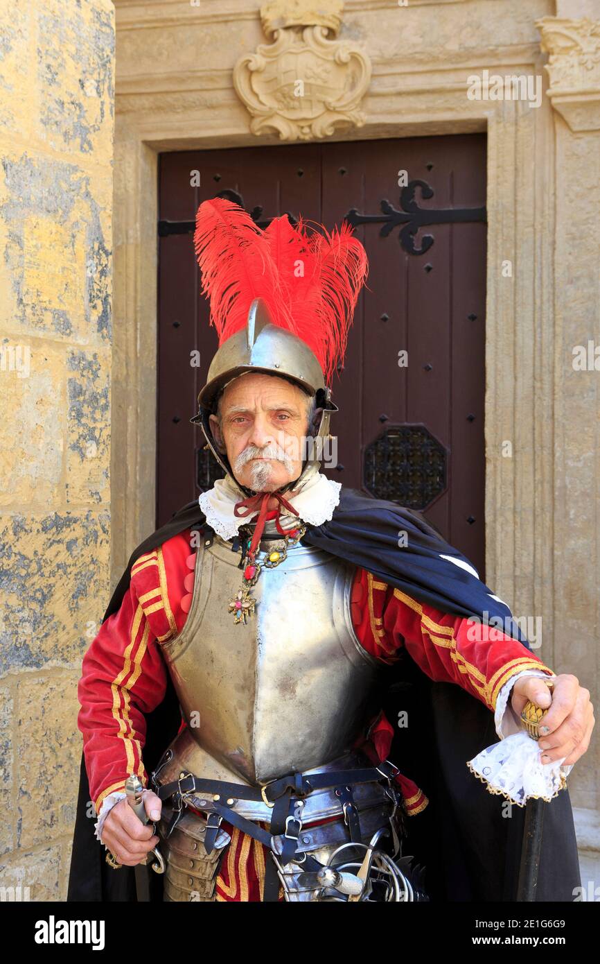 El Gran Alguacil de la Orden de Malta durante el Desfile In Guardia en Fort Saint Elmo en Valletta, Malta Foto de stock