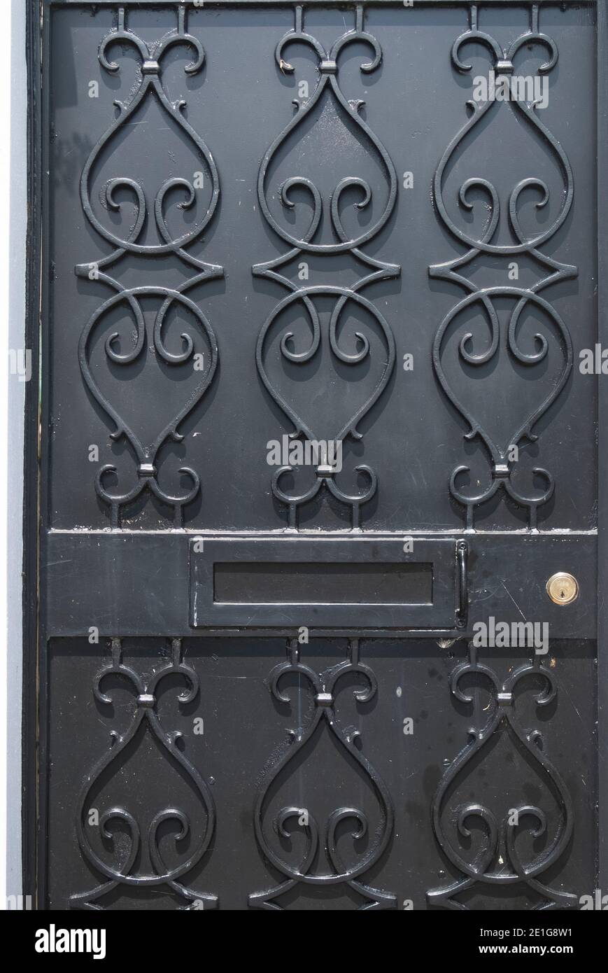 Puertas, diseño de hierro forjado y puerta negra Fotografía de stock - Alamy