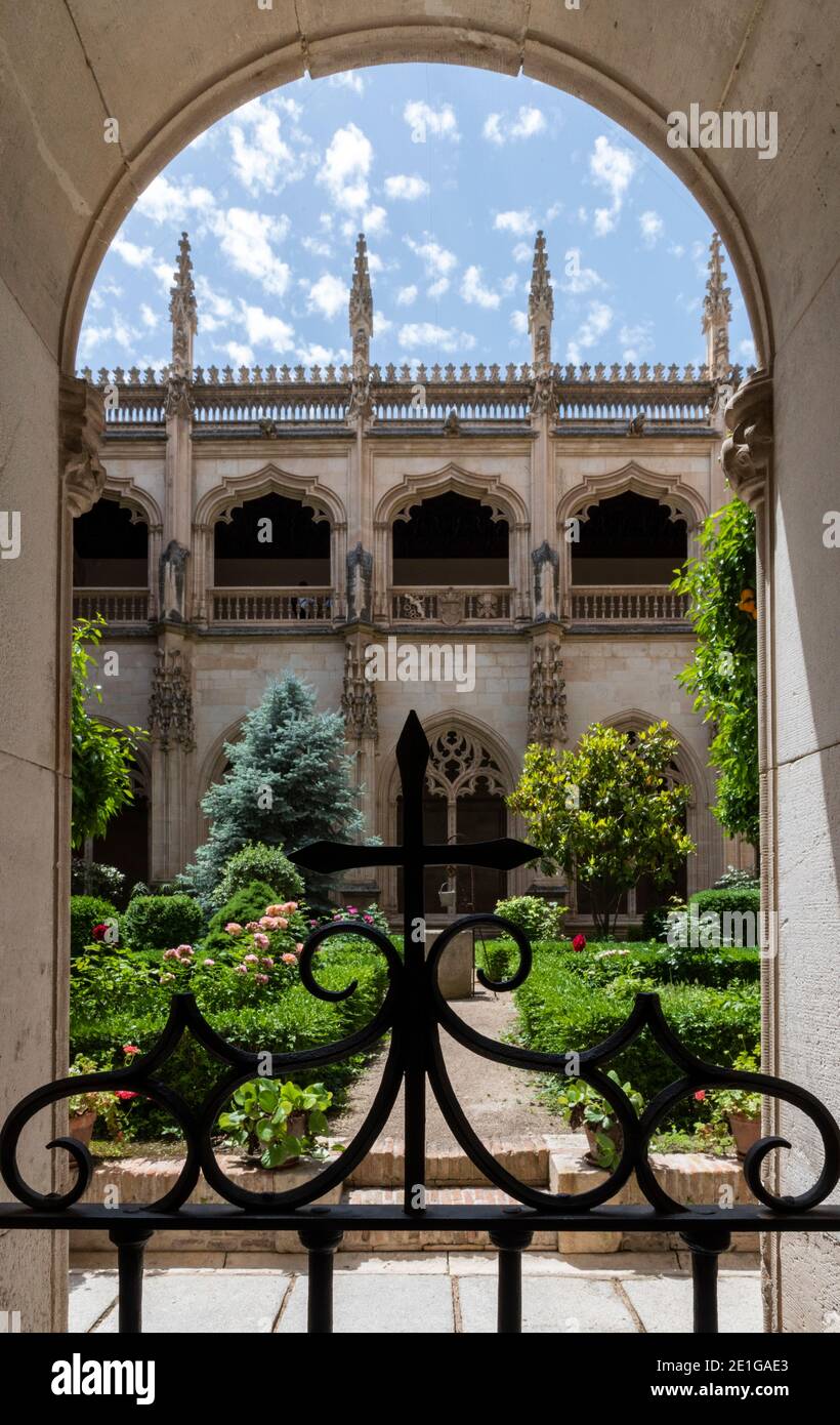 Toledo,España:24 de mayo,2018. El Monasterio de San Juan de los Reyes (en inglés: Monasterio de San Juan de los Reyes) es un franciscano de estilo isabelino Foto de stock