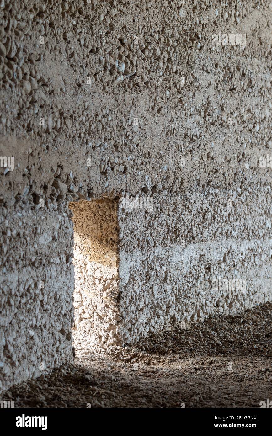 Vista interior de Writ in Water, una obra de arte arquitectónico de Mark Wallinger, en colaboración con Studio octopi, en Runnymede, Surrey, Reino Unido, encargada por el National Trust para celebrar la importancia duradera de la Carta Magna. Foto de stock