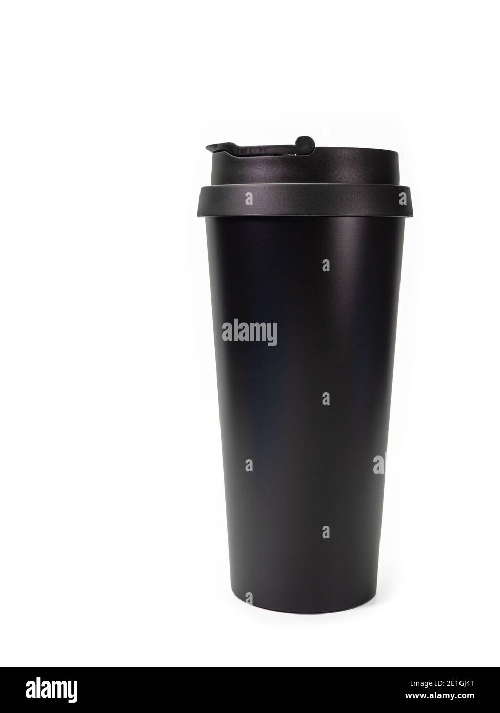 El primer plano de la taza de vaso negro inoxidable portátil para bebidas  de café caliente y bebidas frías aisladas sobre fondo blanco Fotografía de  stock - Alamy