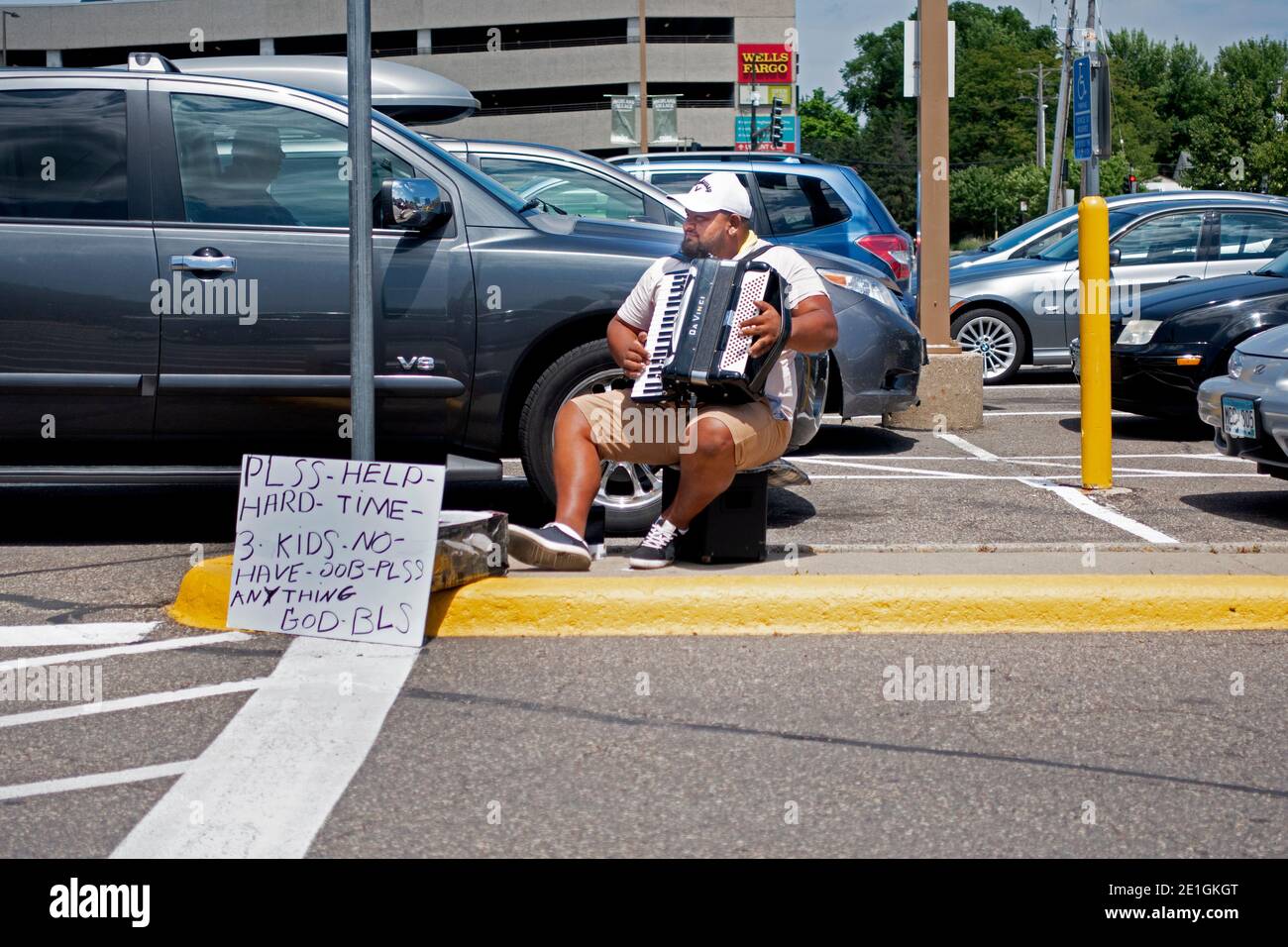 Un consumado jugador de acordeón en el aparcamiento jugando por una contribución a las finanzas de su familia. St Paul Minnesota MN EE.UU Foto de stock