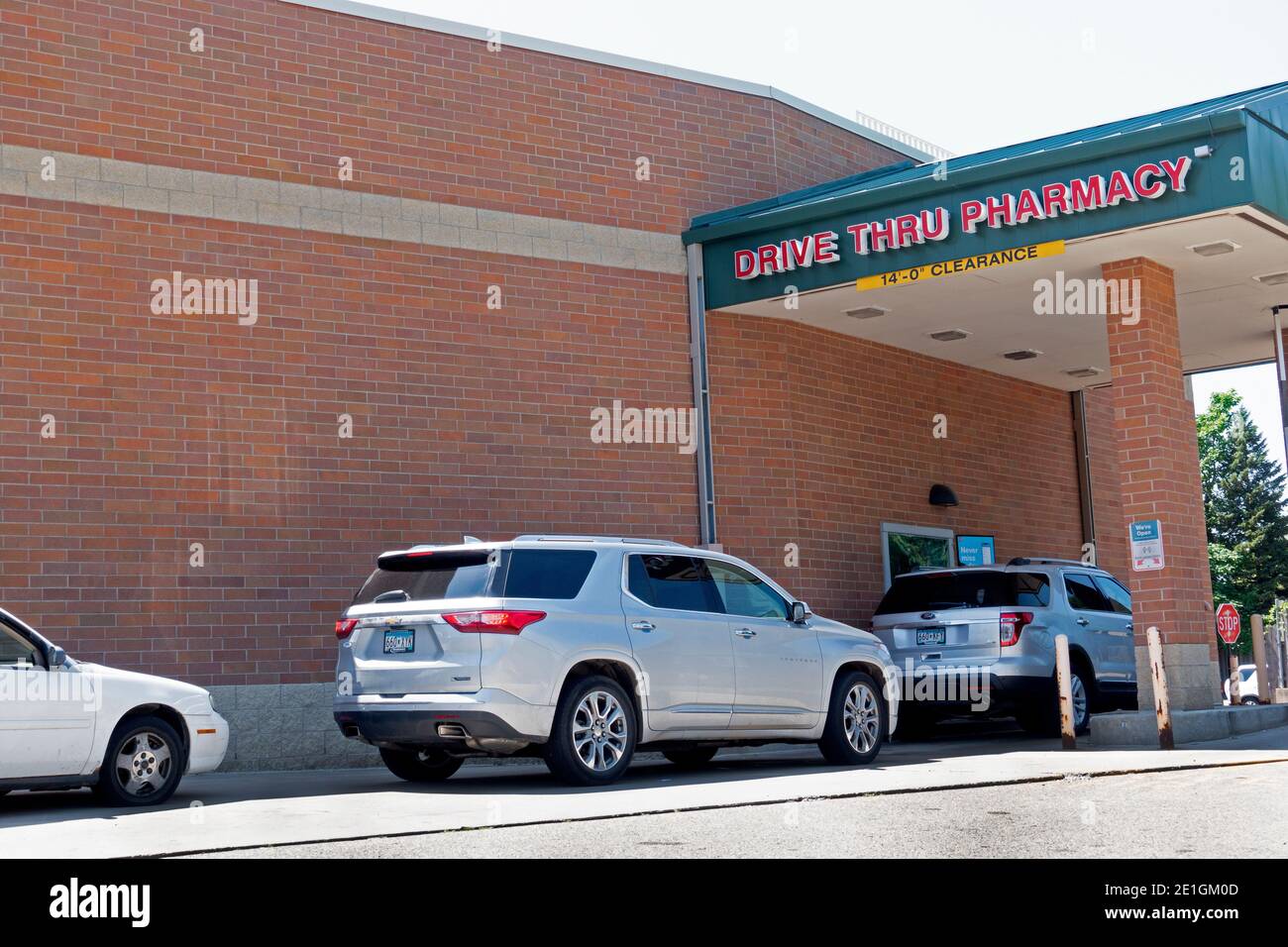 Los coches están alineados para recoger productos farmacéuticos en el camino a través de Walgreens. St Paul Minnesota MN EE.UU Foto de stock