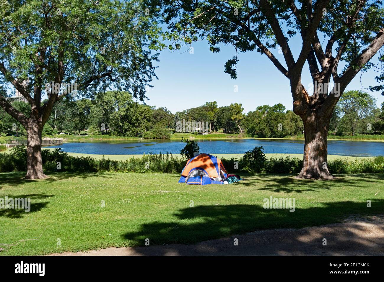 Camping para personas sin hogar en Loring Park. Minneapolis Minnesota MN EE.UU Foto de stock