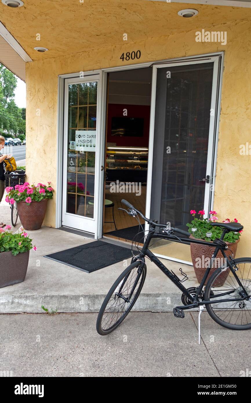 Bicicletas estacionadas fuera de la entrada de la panadería Mel-o-Glaze. Minneapolis Minnesota MN EE.UU Foto de stock
