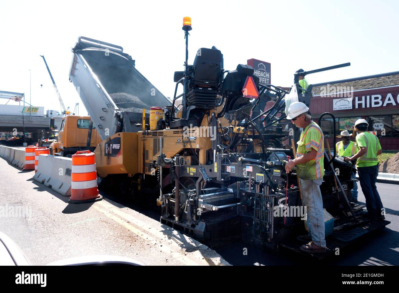 Hombres con camiones y máquinas reparando y repavimentando la calle del lago. Minneapolis Minnesota MN EE.UU Foto de stock