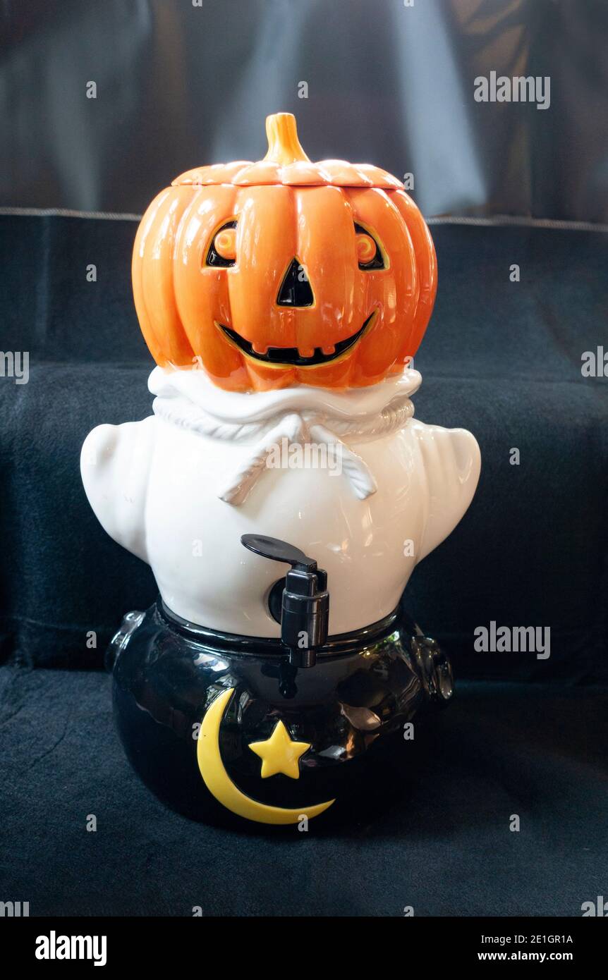 Halloween Jack-o'-linterna china contenedor decorativo con estrella y símbolo de media luna para la celebración de la sidra de manzana. St Paul Minnesota MN EE.UU Foto de stock