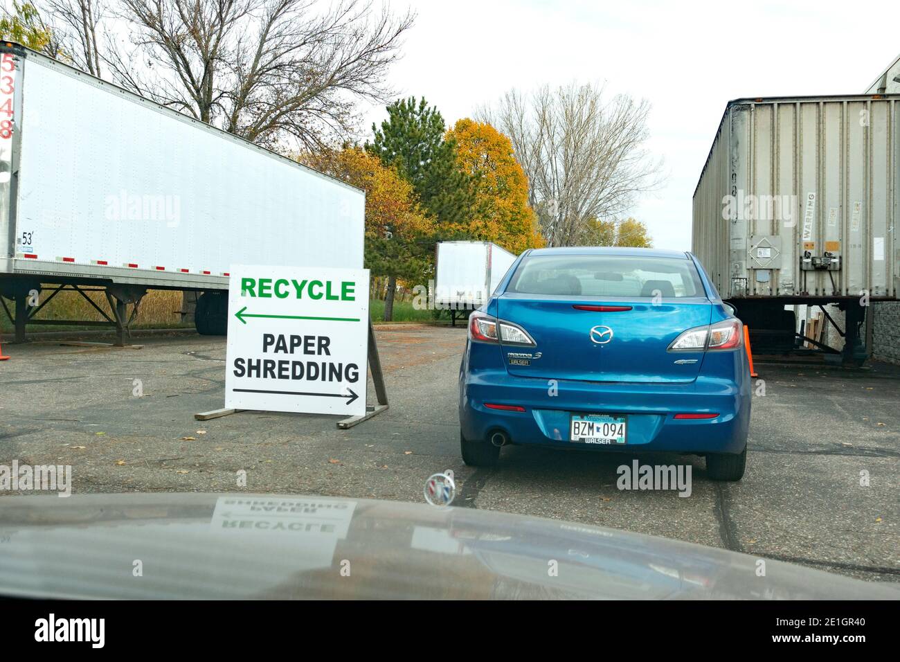 Señal direccional con flechas para coches para reciclar aparatos, electrónica o papel triturado en un día de reciclaje de la comunidad. Blaine Minnesota Minnesota MN EE.UU. Foto de stock