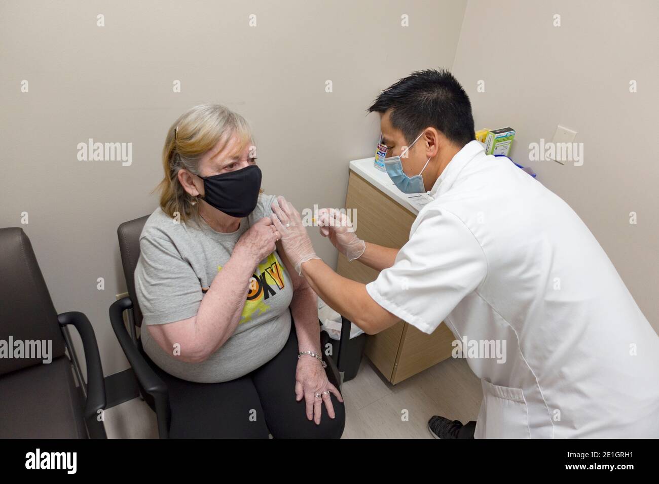 Mujer recibiendo una vacuna anual contra la gripe con máscaras debido a Covid Pandemic. Minneapolis Minnesota MN EE.UU Foto de stock