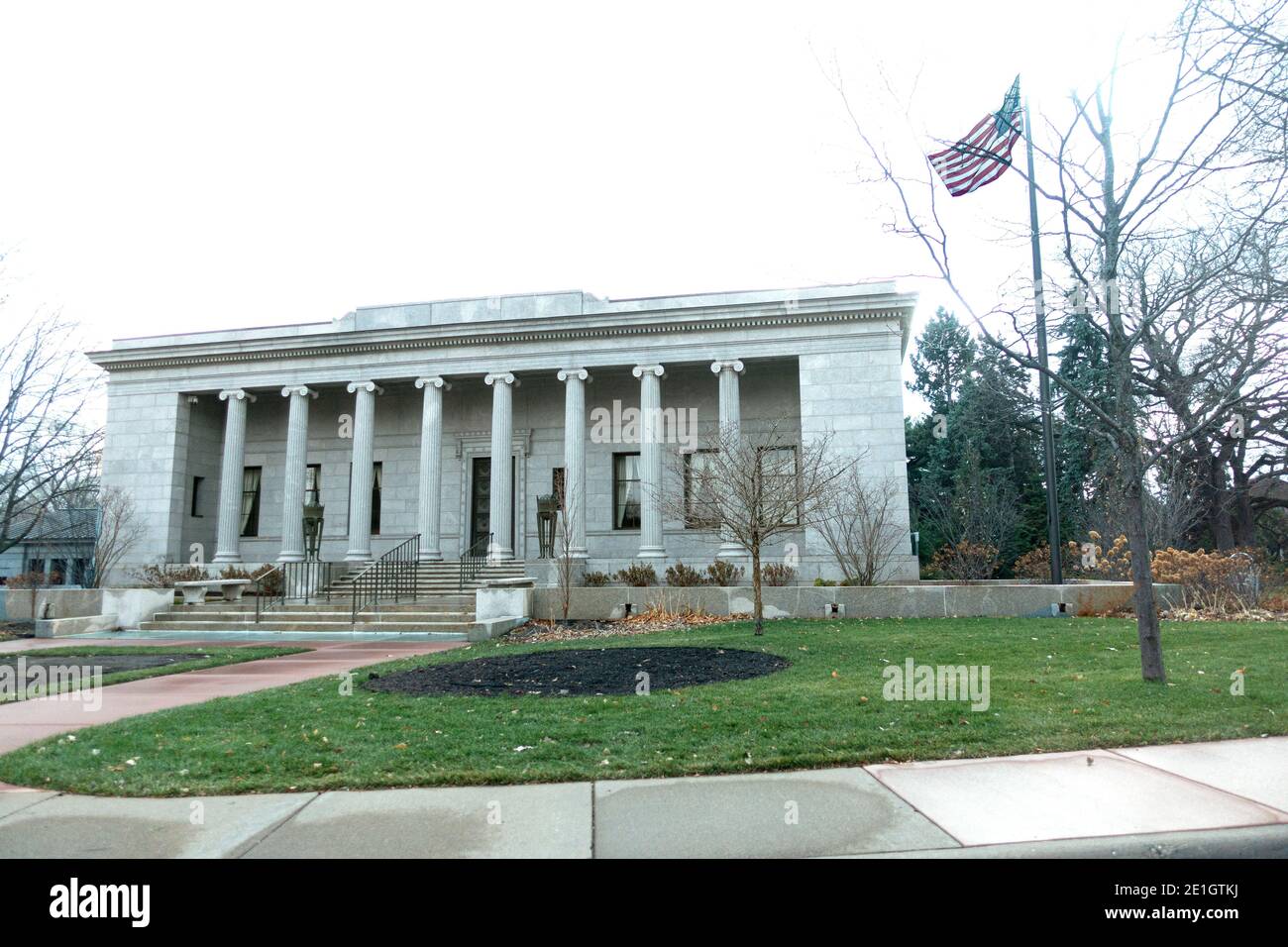 Edificio de oficinas del cementerio Lakewood con la bandera americana volando. Minneapolis Minnesota MN EE.UU Foto de stock