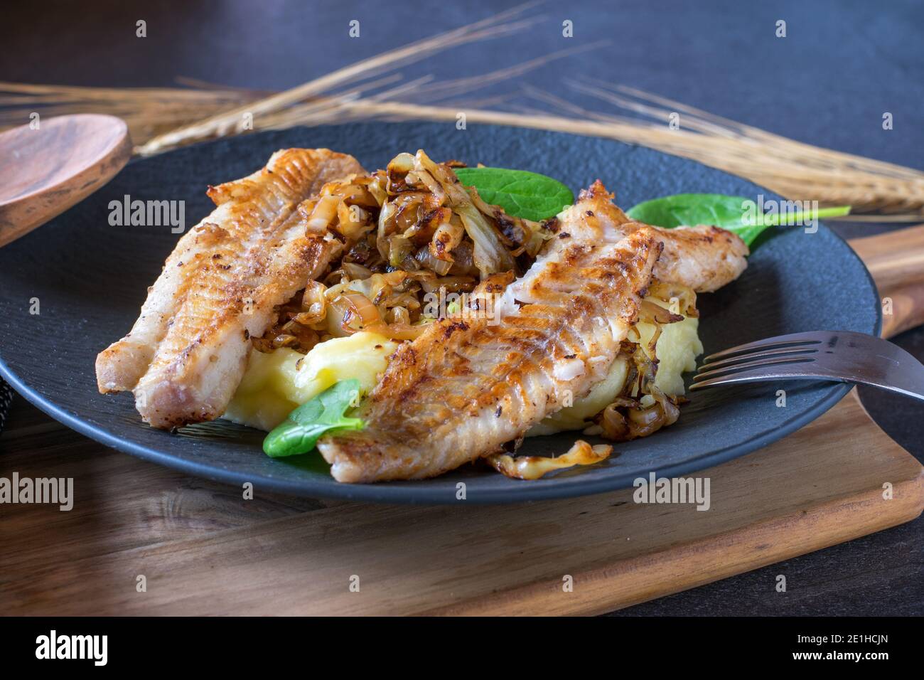 pescado natural frito con col asada y puré de patatas Foto de stock