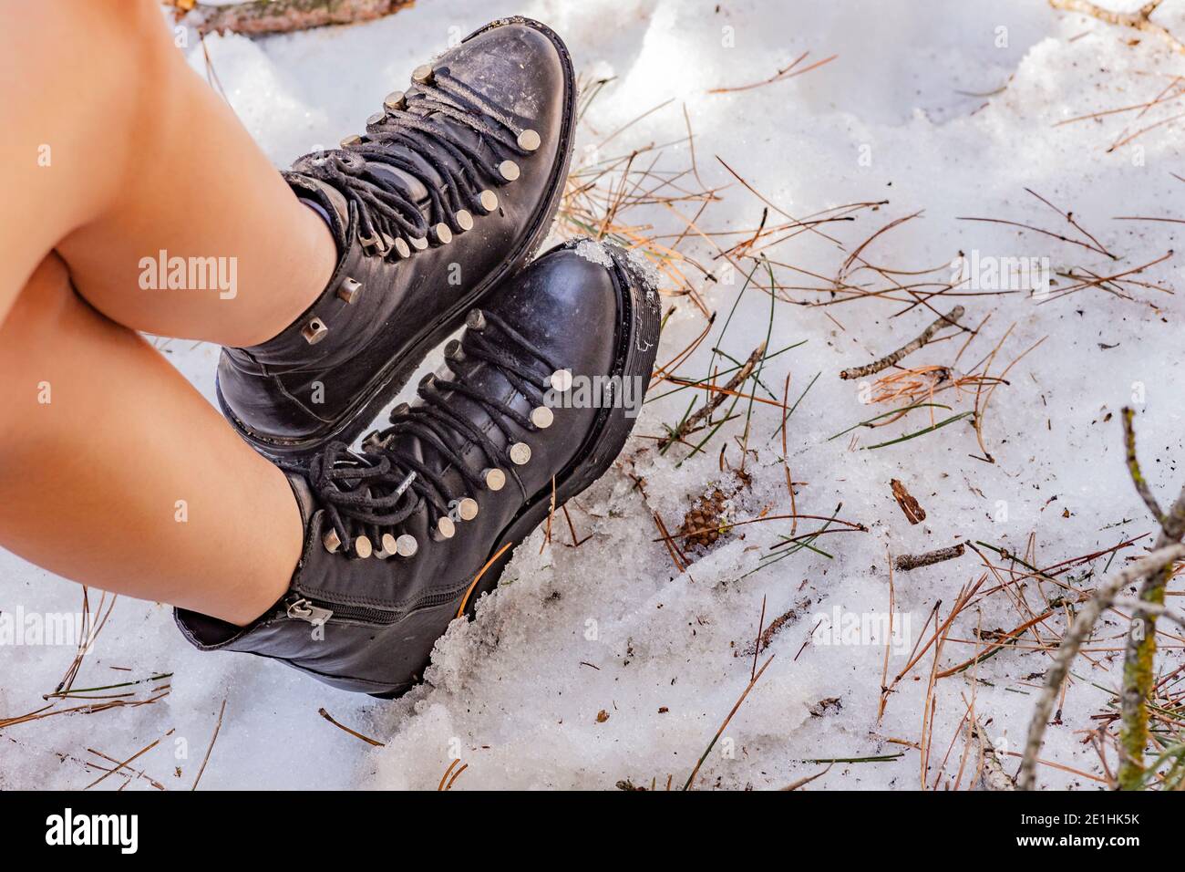 La mujer botas de nieve en las montañas de Turquía. Foto de stock