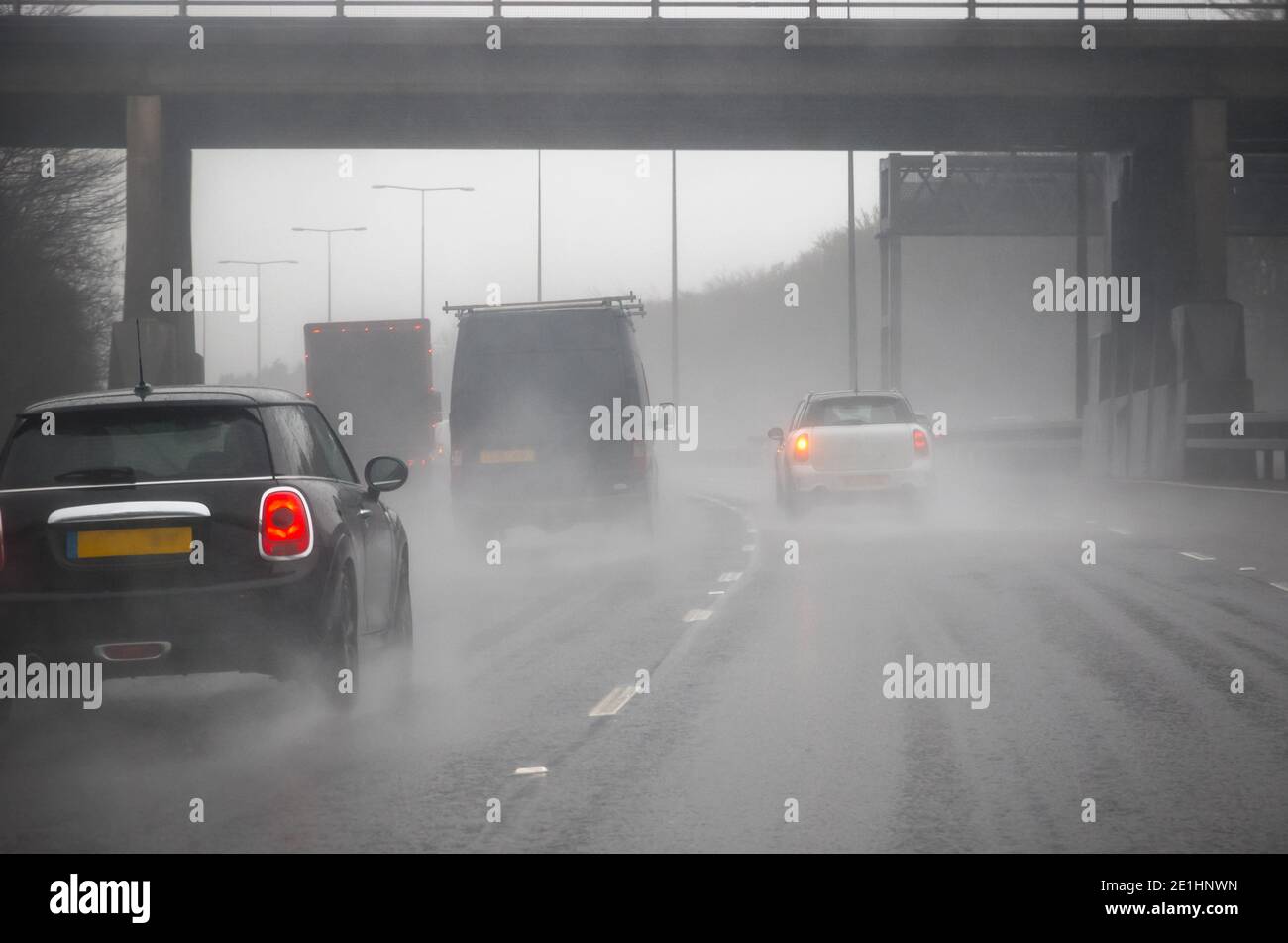 Lluvia en la carretera - condiciones de conducción adversas, foggy y lluviosas en la autopista en Inglaterra Foto de stock