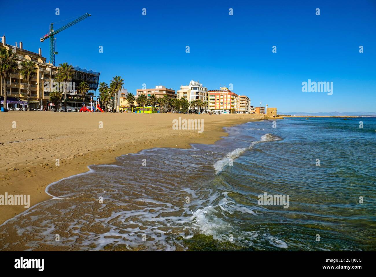 Apartamentos frente a la playa en la Mata, Torrevieja, Costa Blanca, España, provincia de Valencia Foto de stock