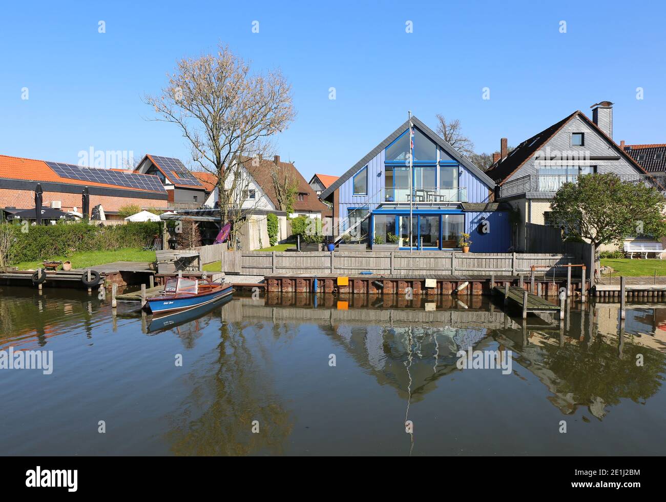 STEINHUDER MEER,ALEMANIA-ABRIL 19:hermosa casa con muelle y barco junto al lago.Abril 19,2019 en Steinhuder Meer,Alemania. Foto de stock