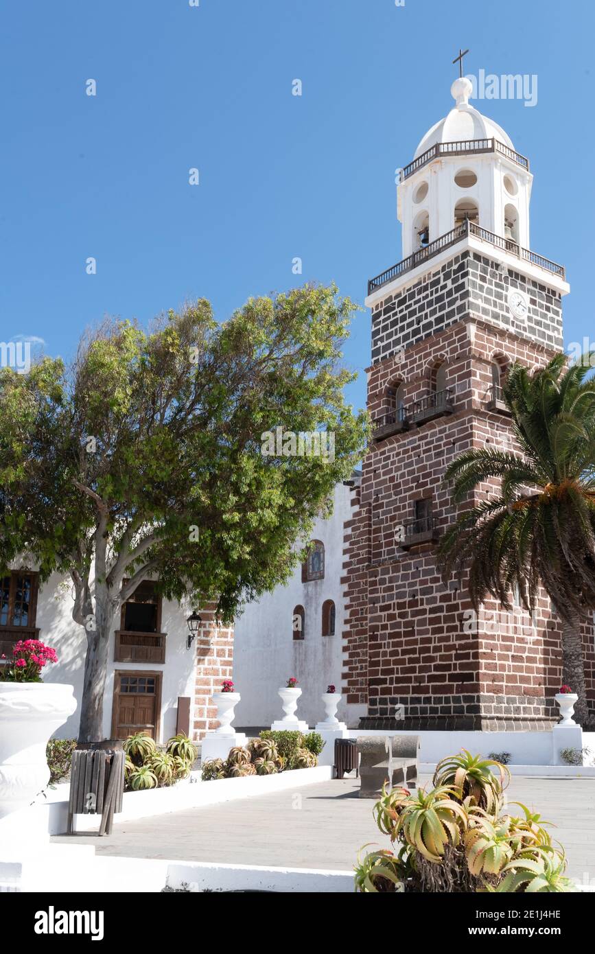 Torre de la iglesia en la Plaza de la Constitución en Teguise, Lanzarote en el día soleado Foto de stock