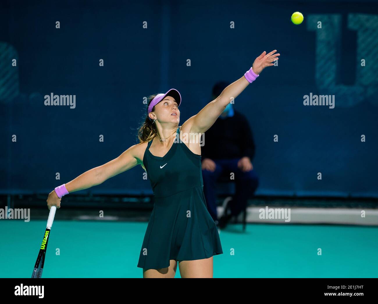 Paula Bardosa de España en acción contra Anastasija Sevastova de Letonia  durante la primera ronda del Abu Dhabi de 2021 WTA mujeres&#03 / LM  Fotografía de stock - Alamy