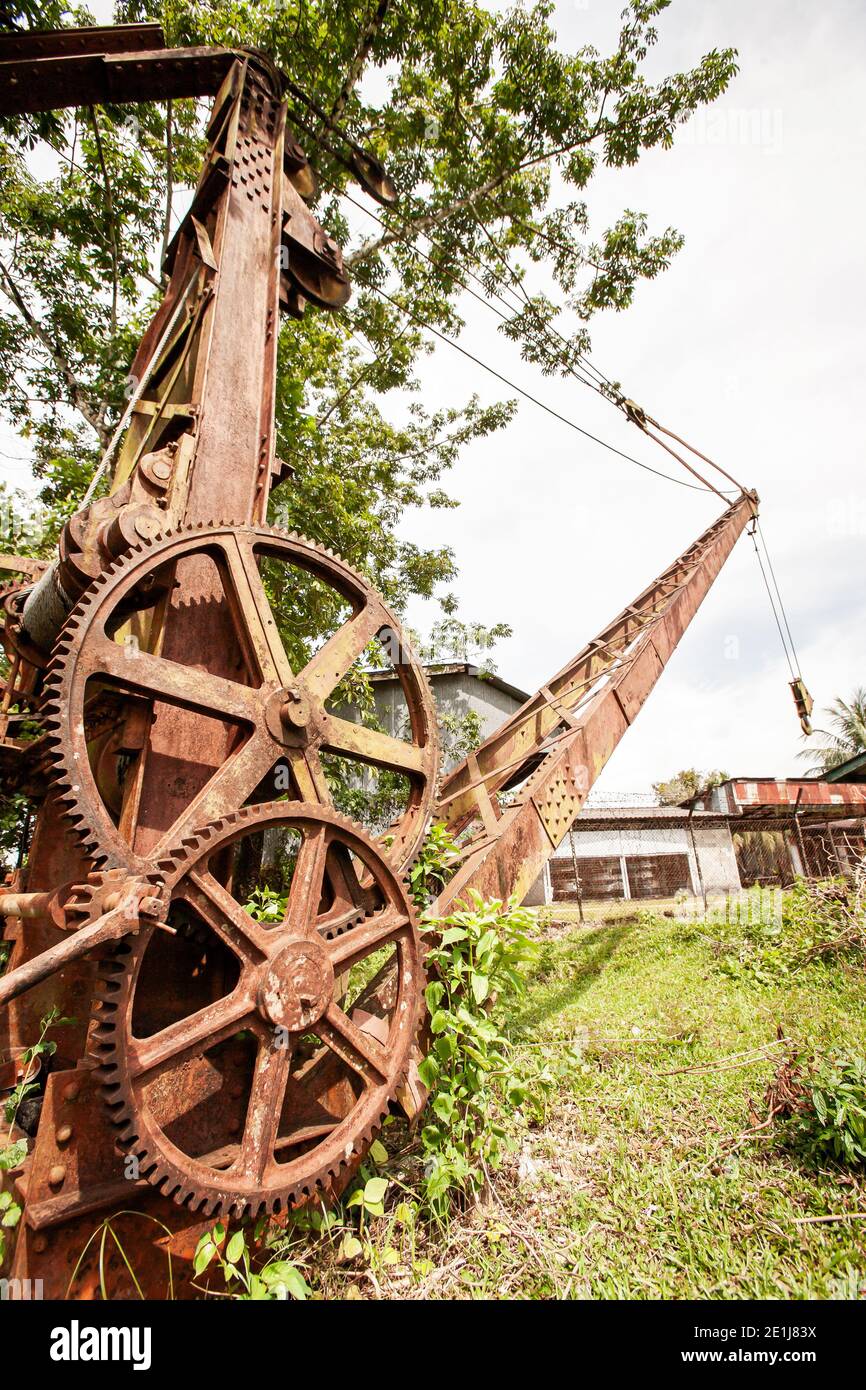 Excavadora minera de restos de naufragios y oxidados en una antigua mina de estaño abandonada en Takua Pa, Phang Nga, Tailandia. Foto de stock