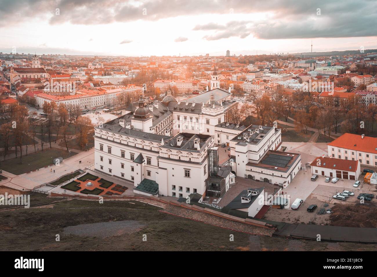 Vista elevada del Palacio de los grandes Duques de Lituania En Vilnius por Sunset Foto de stock