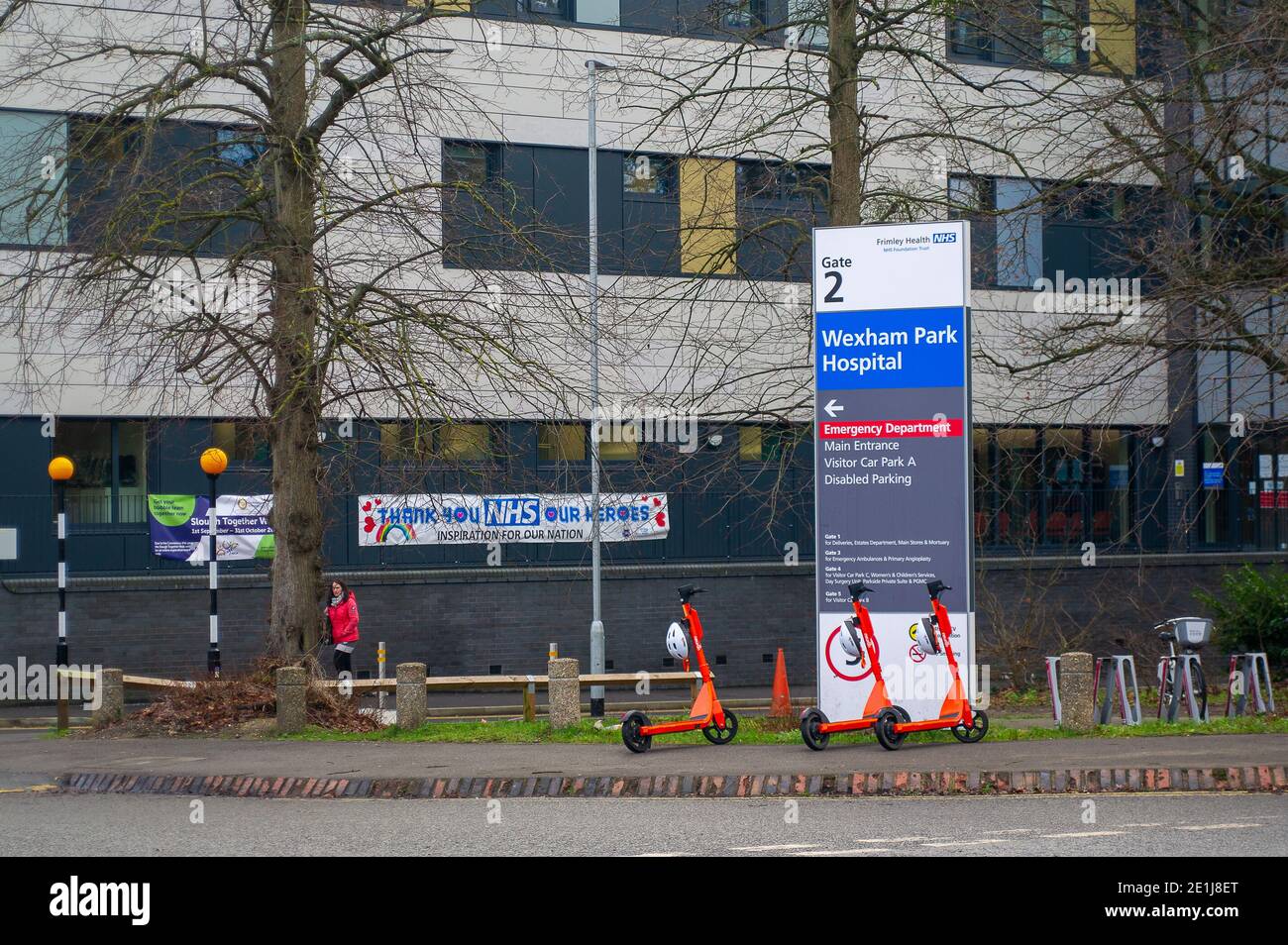 Slough, Berkshire, Reino Unido. 7 de enero de 2021. El Hospital Wexham Park de Slough, parte del NHS Frimley Health Foundation Trust, ha cancelado todas las operaciones y citas no urgentes debido al enorme aumento de las infecciones de Covid-19 en la ciudad y sus alrededores. Los pacientes visitantes fueron suspendidos en el hospital antes de Navidad con algunas excepciones limitadas. El número de casos positivos de Covid-19 en Slough está saliendo en espiral fuera de control. Para los siete días hasta el 2 de enero de 2021, las cifras por 100,000 para Slough fueron 1064.6 más que en 722.2. La cifra media en toda Inglaterra es de solo 606.9 para el mismo peri Foto de stock